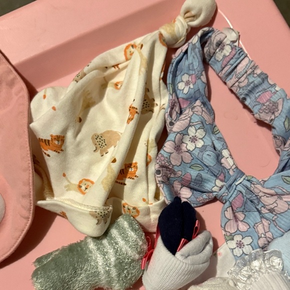 Assorted Baby Girl Accessories Set - Beanies, Socks, Headbands 25 pieces - Picture 3 of 6